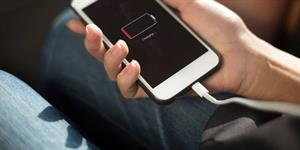 Hè nóng đừng sạc điện thoại theo cách này, chính Apple cũng cảnh báo dễ chai pin nhanh hơn