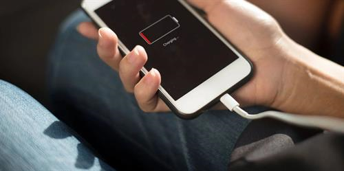 Hè nóng đừng sạc điện thoại theo cách này, chính Apple cũng cảnh báo dễ chai pin nhanh hơn